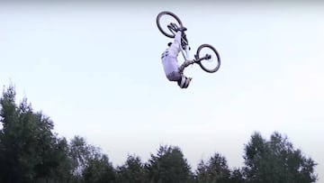 Bienvenido Aguado de Front Flip en MTB. 22 metros, su récord personal. En Eslovenia.
