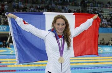 Fotografía de archivo tomada el 29 de julio de 2012 que muestra a la atleta francesa Camille Muffat tras ganar la medalla de oro en los 400m estilo libre en los Juegos Olímpicos de Londres (Reino Unido).