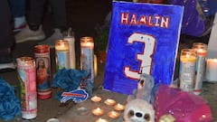 Los aficionados se reúnen fuera del UC Medical Center para mostrar apoyo al jugador de los Buffalo Bills, Damar Hamlin, que continúa ingresado tras el paro cardíaco que sufrió el lunes pasado.