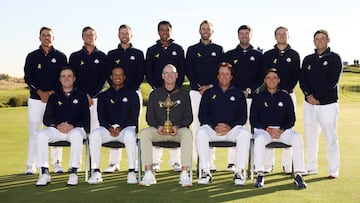 El equipo de Estados Unidos para la Ryder Cup posa con el t&iacute;tulo logrado en 2016 y con lazos amarillos en recuerdo de la golfista espa&ntilde;ola Celia Barqu&iacute;n.
