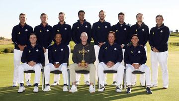 El equipo de Estados Unidos para la Ryder Cup posa con el título logrado en 2016 y con lazos amarillos en recuerdo de la golfista española Celia Barquín.
