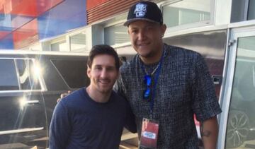 El astro del béisbol venezolano también ha visitado las instalaciones del Camp Nou y compartido con las estrellas del Barcelona. Entre ellos, Andrés Iniesta, Lionel Messi y Luis Suárez.