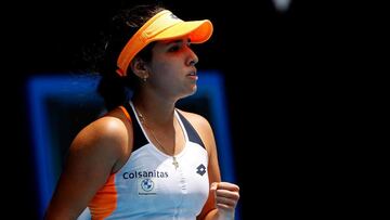 María Camila Osorio en un partido en el Australian Open ante Naomi Osaka
