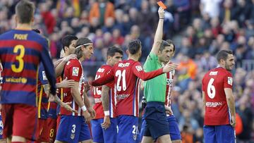 Filipe Luis, después de que Undiano lo expulsase en el último Barça-Atleti de Liga.