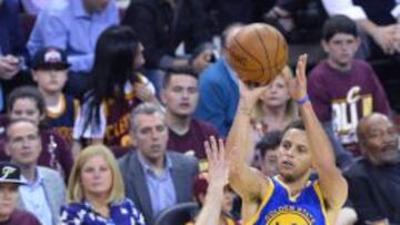 Stephen Curry lanza ante la oposici&oacute;n de Matthew Dellavedova.