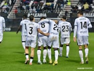 El Ceuta festa uno de sus goles.