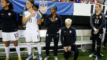 Crystal Dunn junto a Rapinoe cuando se arrodill&oacute; como protesta por el racismo.