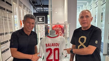 Ataque histórico: Balakov y Stoichkov posan en su museo en el centro de Sofía, donde exhibe fetiches como las zapatillas de Jordan o Nadal y las botas de Maradona o Messi.