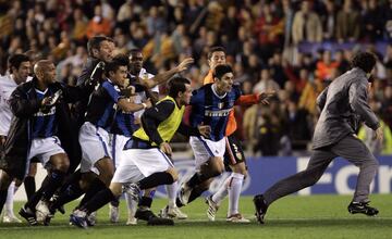 El partido estaba muy tenso y en el descuento llegó un encontronazo entre Materazzi y Ayala en un duelo aéreo por un balón. Las recriminaciones de unos y otros por la dureza del contrario se dirimía a empujones hasta el pitido final del partido. En ese momento, el enfrentamiento entre jugadores acabó cuando David Navarro saltó del banquillo y le dio un golpe a Burdisso, jugador del Inter. El central del Valencia se convirtió en el objetivo de la persecución de los jugadores interistas. Los enfrentamientos llegaron hasta los vestuarios.