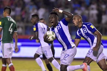 Albert Elis celebra uno de los goles de Honduras contra México.