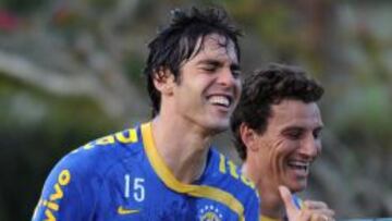 UNA PAREJA DE ESFÍNTER. A la izquierda, Kaká, y a la derecha, Elano. En España, cada vez que jugaban juntos o uno sustituía al otro, había cachondeo.