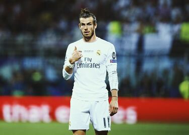 Un año después de Luka Modric, Madrid y Tottenham volvieron a pugnar por otro jugador: en este caso, Gareth Bale. El galés vivió una situación parecida a la del croata. En ese verano de 2013, estaba de director deportivo del Tottenham un viejo conocido del Madrid, Franco Baldini, que estuvo trabajando en la Casa Blanca (llegó con Capello en la campaña 2006-07). Bale era entonces el jugador franquicia de los Spurs, el mejor futbolista de la Premier en las dos temporadas precedentes. Pero al contrario que Modric, Bale no dejó de ir a entrenar ningún día. Su mentalidad de chico galés le impidió pedir el 'Transfer Request'. Fue su agente, Jonathan Barnett, quien consiguió finalmente que Levy transigiera con aceptar venderlo por una cifra récord en aquel momento: 101 millones de euros, más que los 94 de Cristiano de 2009...