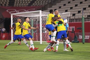 Los brasileños celebran el 2-1 a España. 