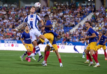 La grada lateral de Butarque, a rebosar en la primera jornada. 