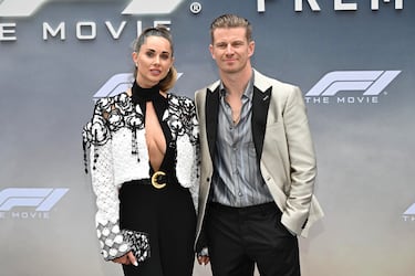 Egle Ruskyte y Nico Hulkenberg posan en la alfombra roja del preestreno de 'F1: La película' celebrado en la ciudad de Nueva York.