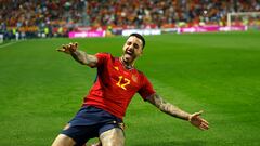 Joselu celebrando su primer gol con España.