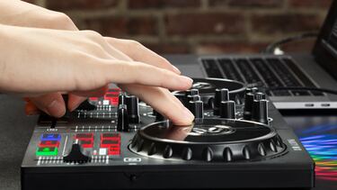 La mesa de mezclas para DJ más vendida en Amazon cuesta menos de 100 euros