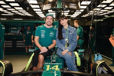 Fernando Alonso y Aitana Ocaña posan en el box de Alpine durante el Gran Premio de México de Fórmula 1.