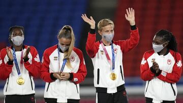 La futbolista canadiense hizo historia junto a su selecci&oacute;n, pues adem&aacute;s de lograr el oro en Tokio 2020, se convirti&oacute; en la primera deportista transg&eacute;nero en ganar una medalla ol&iacute;mpica.