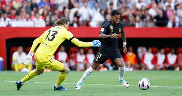 Rodrygo ante el portero seviliista.