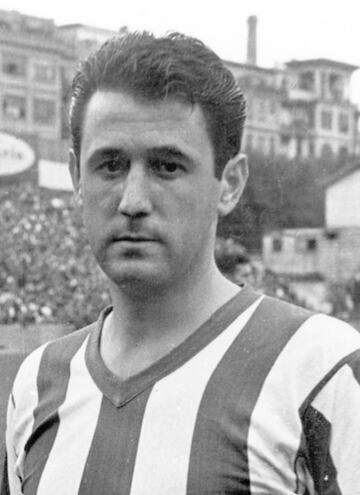 El delantero donostiarra debutó con la Real Sociedad en 1954 ante el Atlético de Madrid. Laguardia vistió la camiseta  'txuri urdinak' durante seis temporadas hasta su salida en 1959. Jugó un total de 104 partidos y marcó 42 goles. 