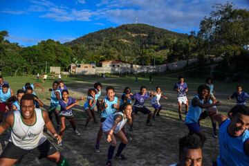 Robert Malengreau, fundador de la ONG UmRio, imparte clases de rugby a los jóvenes de la favela de Morro do Castro, en Niteroi, Río de Janeiro. Apoyando así a los más pequeños de las comunidades afectadas por el crimen y la violencia, para que puedan acce