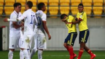 Jarlan Barrera es consolado tras finalizar el partido ante Estados Unidos. 