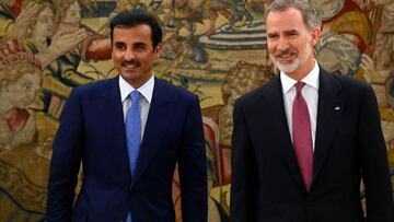 Spain's King Felipe VI (R) and Emir of Qatar Tamim bin Hamad Al Thani pose for pictures during an official reception ceremony in Madrid, on May 17, 2022. - Qatar's emir began a state visit to Spain as Europe seeks to diversify its natural gas supply sources to reduce its energy dependence on Russia. Spain and Qatar are expected to sign a dozen economic and commercial contracts during his visit, mainly regarding energy, according to a Spanish government source. (Photo by OSCAR DEL POZO / AFP)