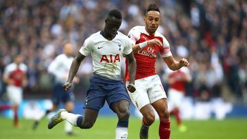 Davinson Sánchez y Aubameyang en un partido entre Tottenham y Arsenal por Premier League.