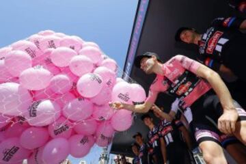 Tom Dumoulin, maglia rosa del Giro 2016, encargado del lanzamiento de globos.