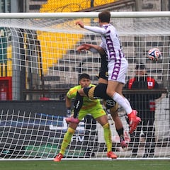 Latasa sentencia a Colo Colo con un gran gol de cabeza