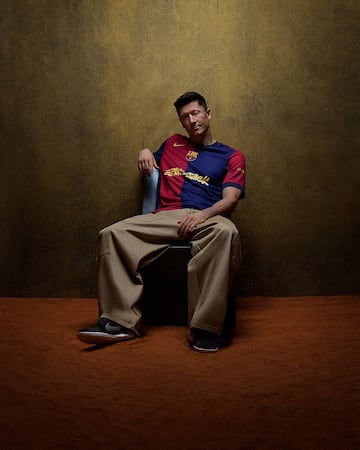 Robert Lewandowski con la nueva camiseta del F¨²tbol Club Barcelona que lucir¨¢ durante el Cl¨¢sico del el pr¨®ximo 11 de mayo.
