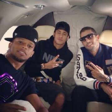 Neymar da Silva, jugador del Santos, muestra su lado más personal y divertido en las redes sociales.