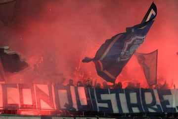 Napoli's fans burn flares at the end of the Italian Serie A football match SSC Napoli vs Genoa CFC on March 18, 2018 at the San Paolo Stadium. / AFP PHOTO / CARLO HERMANN