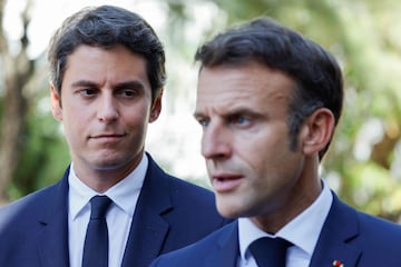 Gabriel Attal, junto a Emmanuel Macron. (Photo by Ludovic MARIN / POOL / AFP)