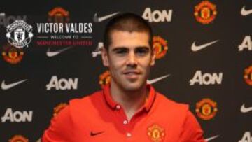 Víctor Valdés, con la camiseta del Manchester United.