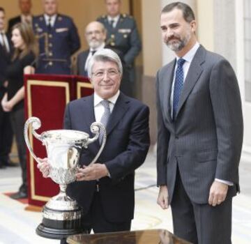 Enrique Cerezo, presidente del Atlético de Madrid, recoge el Trofeo Comunidad Iberoamericana de Radamel Falcao.