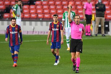 Mandi se marcha expulsado por evitar el gol de Dembélé sobre la línea con el Brazo.