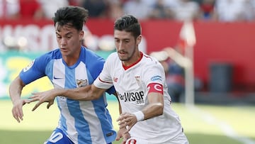 GRA224. SEVILLA, 30/09/2017.- El jugador venezolano del M&aacute;laga Juan Pablo &#039;Juanpi&#039; A&ntilde;or (i) disputa un bal&oacute;n con el defensa del Sevilla Sergio Escudero (d) durante el partido correspondiente a la s&eacute;ptima jornada de LaLiga Santander disputado hoy en el estadio Ram&oacute;n S&aacute;nchez Pizju&aacute;n. EFE/Jose Manuel Vidal