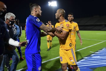 Cruz Azul y Tigres se olvidaron de la sana distancia en la 'Copa por México'