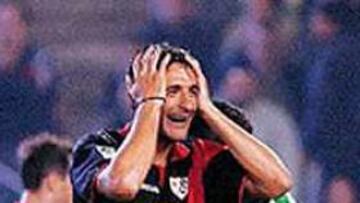 EL PENALTI TONTO DE LA LIGA. Denilson se fue por la izquierda, pero el balón se le escapó y traspasó la línea de fondo (1). Su centro fue interceptado, con ambas manos, por Hernández (2), pensando que el árbitro iba a pitar. Pero lo que sancionó fue el penalti del defensa del Rayo (3). Las protestas (4) de los jugadores no le hicieron cambiar de opinión.