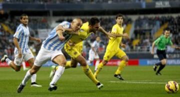 Nordin Amrabat lucha el balón ante Víctor Ruiz. 