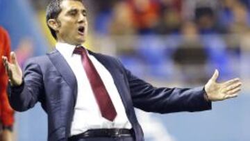 El entrenador del Athletic Club, Ernesto Valverde, durante el partido correspondiente a la trig&eacute;simo segunda jornada de Liga en Primera Divisi&oacute;n que Levante y Athletic Club disputan esta noche en el estadio Ciutat de Valencia. 