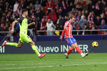 El jugador del Atlético de Madrid, Antoine Griezmann, marca el 2-0 al Mallorca. 