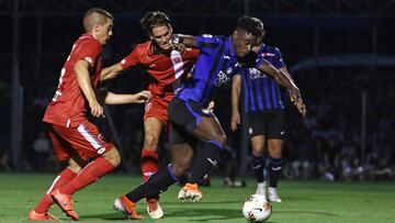 Duván zapata durante un partido de pretemporada con Atalanta.