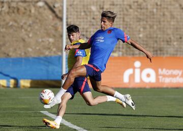 Giuliano Simeone pelea un esférico durante el entrenamiento.
