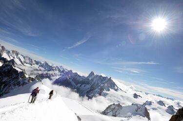 Esta estación ofrece además pistas con una excelente nieve, emocionantes descensos, las mejores pistas negras y fuera pistas de 2.000 metros de desnivel.