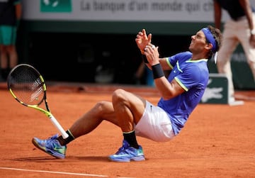 Nadal, se deja caer en la tierra tras ganar el título en 2017.