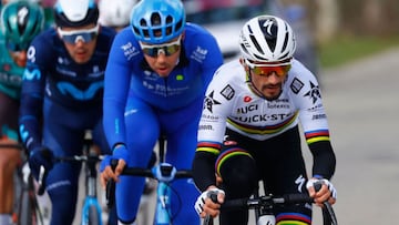El ciclista francés Julian Alaphilippe rueda en fuga durante la sexta etapa de la Tirreno-Adriático.