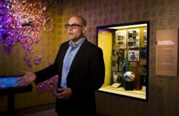 El Mob Museum de Las Vegas alberga una exhibición llamada "The Beautiful Game Turns Ugly" compuesta por recortes de prensa y otros artículos que relata el escándalo de corrupción de la FIFA. El director del Museo, Jonathan Ullman.